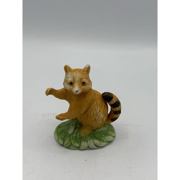 Vintage Homco Ceramic Raccoon Figurine – Woodland Animal on Leaf Base – 3.5” - Picture 1 of 6